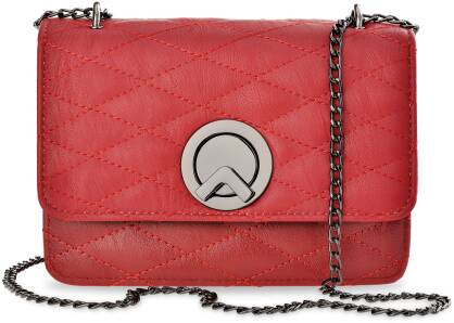 Klasická dámská pevná pikovaná kabelka  listonoška ve tvaru obálky na řetízku - červená