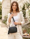 Dámská crossbody kabelka na širokém popruhu malá kabelka s třásněmi medvídek – černá - 6